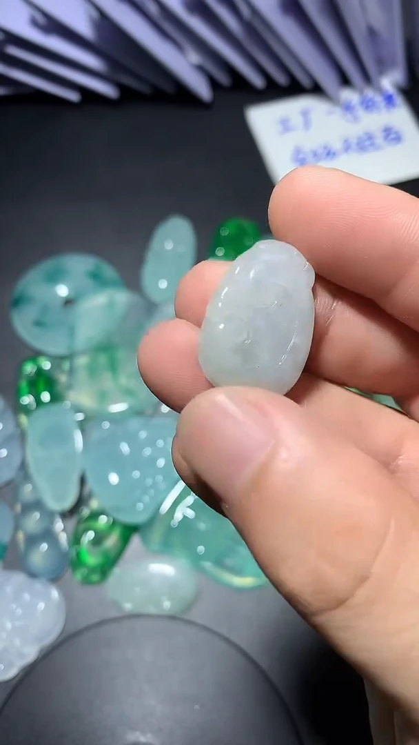 颈饰未镶嵌翡翠有纹有裂介意勿拍2