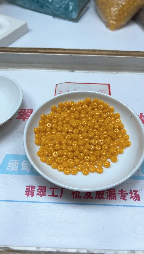 玛瑙/玉髓散珠未镶嵌M727鸡油黄算盘3*6mm50个9.9元