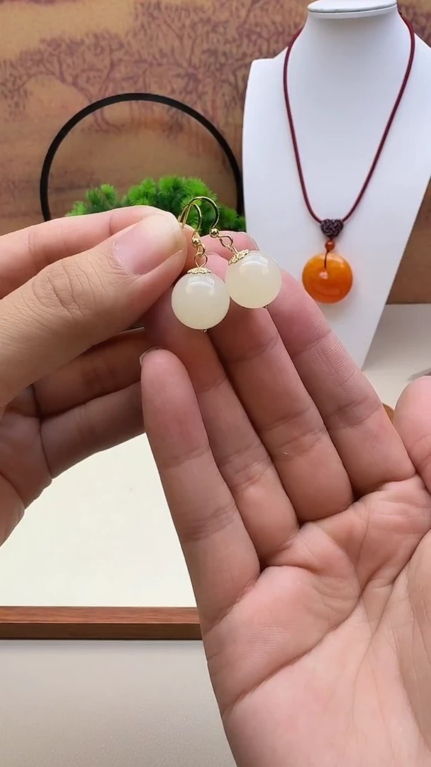 14K金镶嵌和田玉耳饰E24