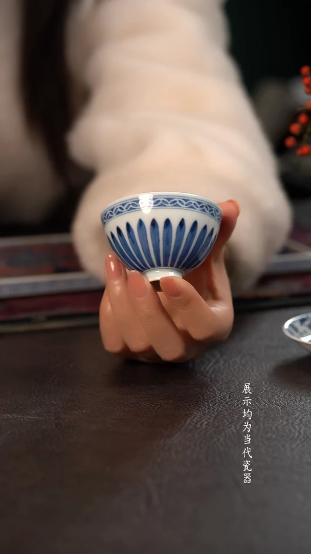 研山琢器青花菊瓣忍冬纹小鸡心杯