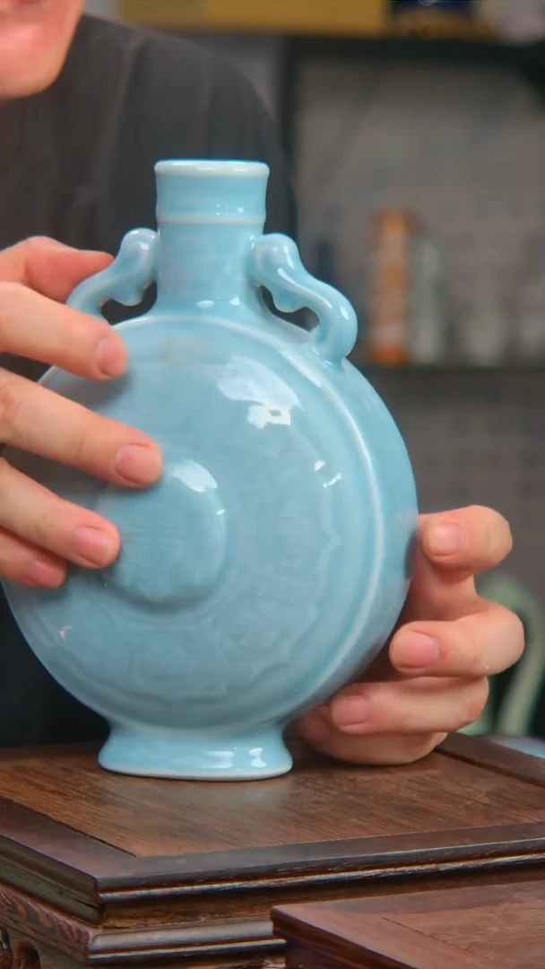 央博文化交流瓷器双耳瓶