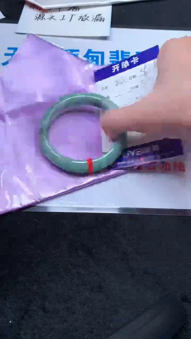 翡翠手镯未镶嵌.