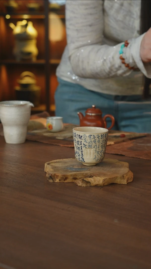 青花诗文雕刻石窟杯..