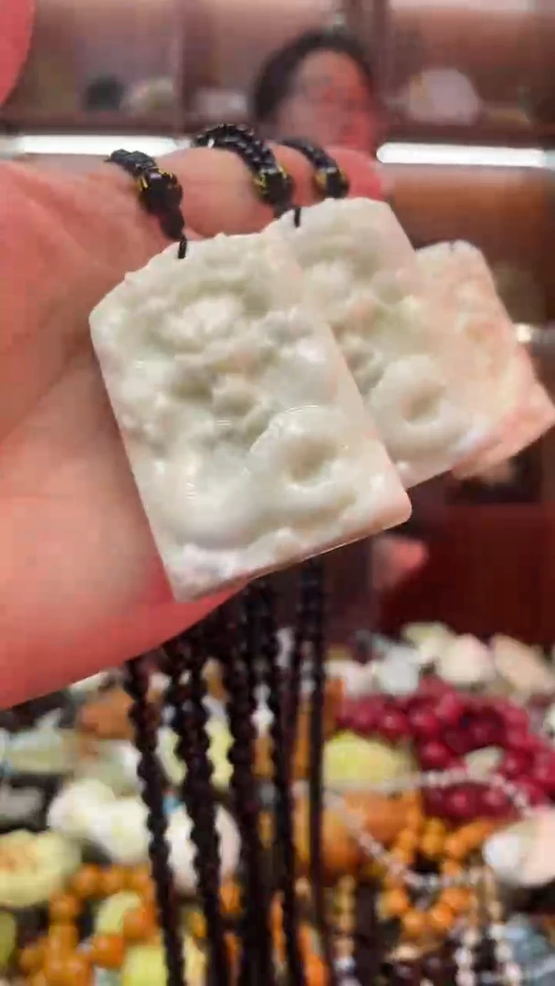 未镶嵌蛇纹石玉吊坠多样性发货发其中一件