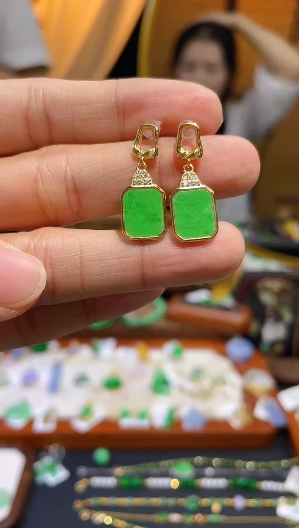 颈饰未镶嵌翡翠耳钉