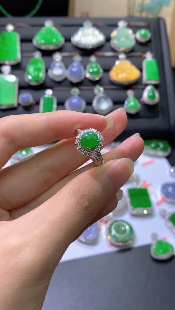 18K金镶嵌戒指翡翠蛋面