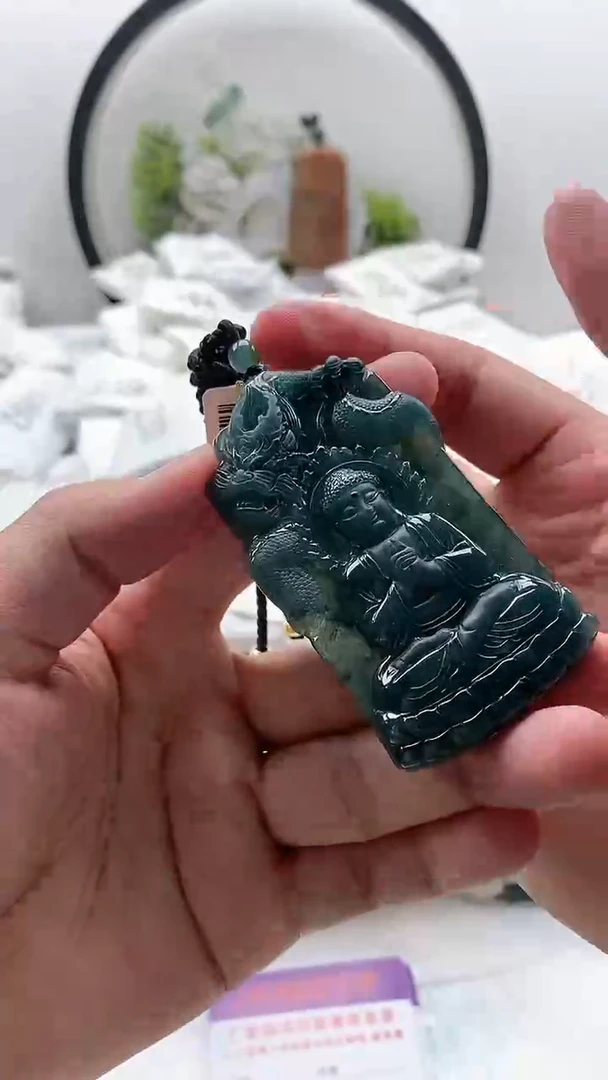 翡翠未镶嵌颈饰大日如来