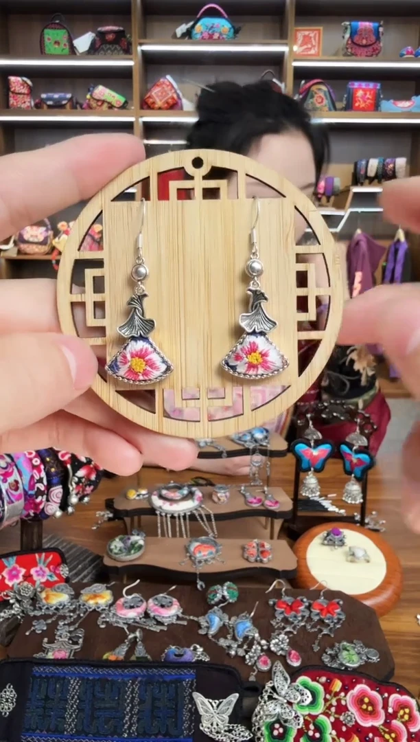 【闪购商品】织绣17蒙阿苏苗绣传承