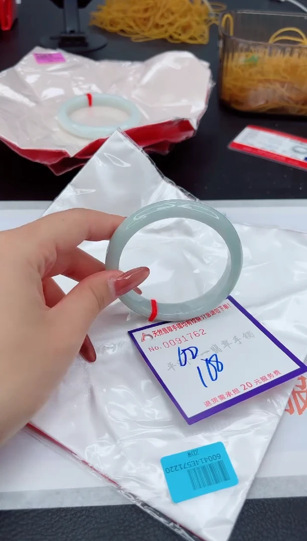 翡翠手镯未镶嵌1