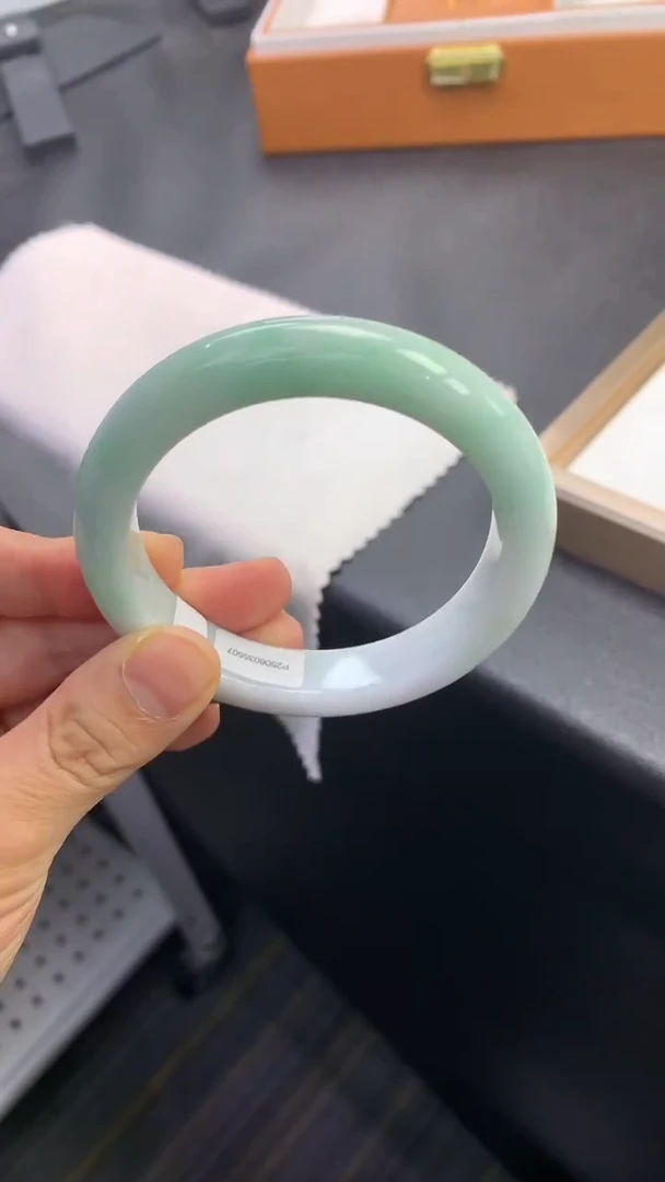 未镶嵌手镯翡翠退货需手镯吊牌标签完好