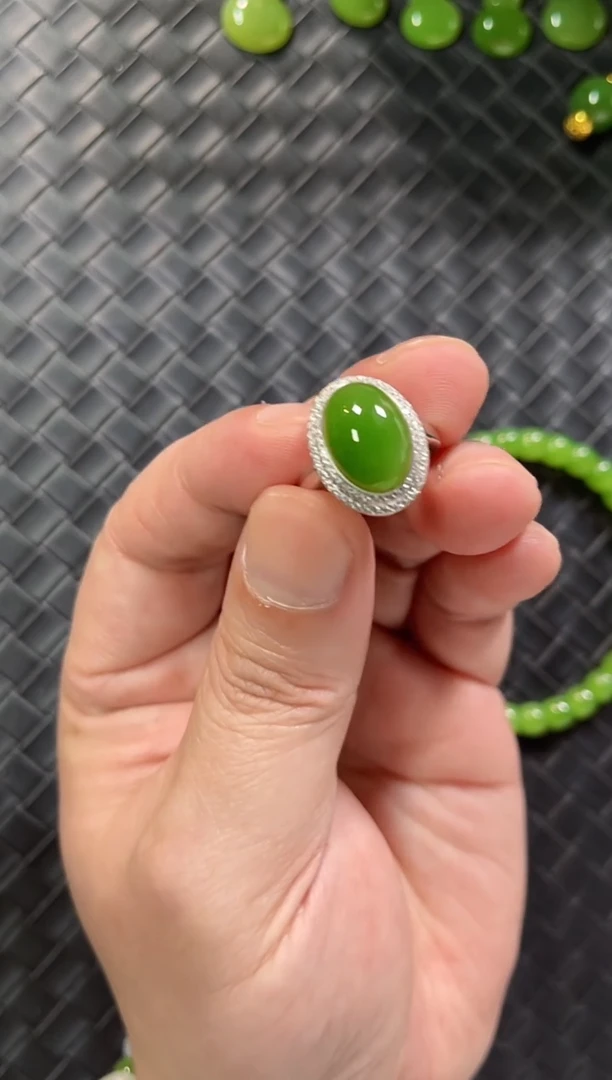 颈饰18K金镶嵌和田玉（碧玉）精品苹果绿蛋面戒指