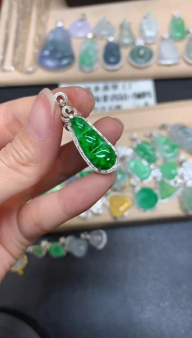 【闪购商品】翡翠颈饰18K金镶嵌福豆【无服务费