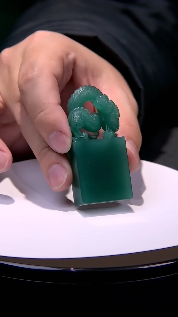 【闪购商品】青田石雅安新绿盘龙雕钮