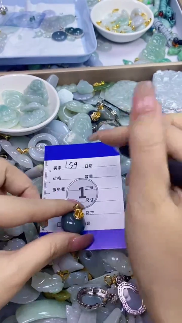 翡翠未镶嵌颈饰天然翡翠吊坠！