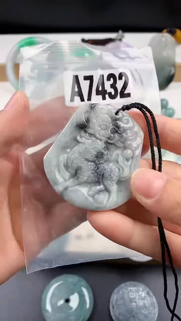 颈饰未镶嵌翡翠天然翡翠吊坠挂件