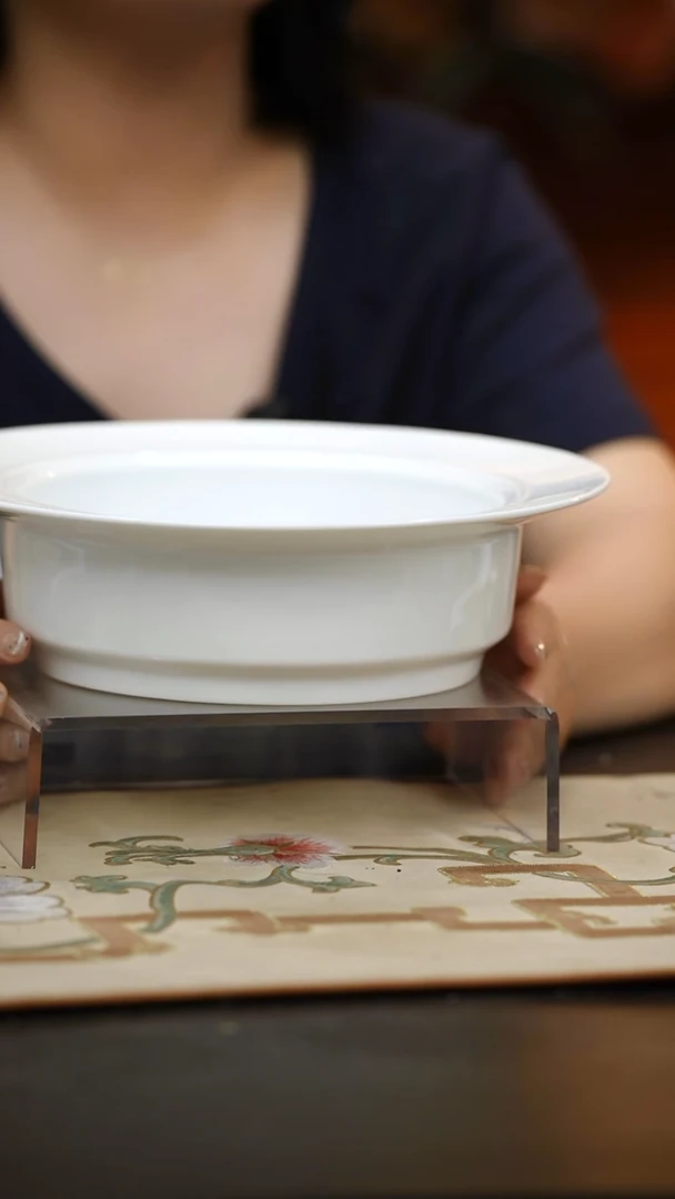 1个微瑕青韵白胎10寸莲蓬品锅身（无底款）