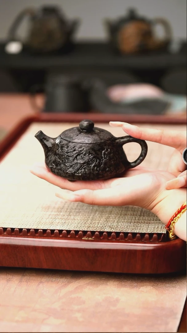 庄惠东老师作品冰碛岩重工雕刻双龙石瓢壶