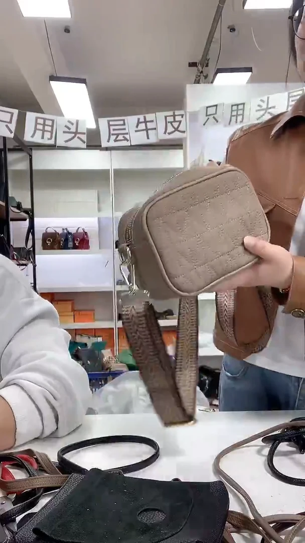 头层牛皮清货真皮 绣线小方包棕色