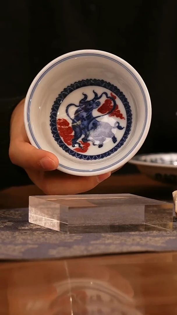 瓷姑娘-子君堂青花釉里红缠枝莲压手杯内绘神牛