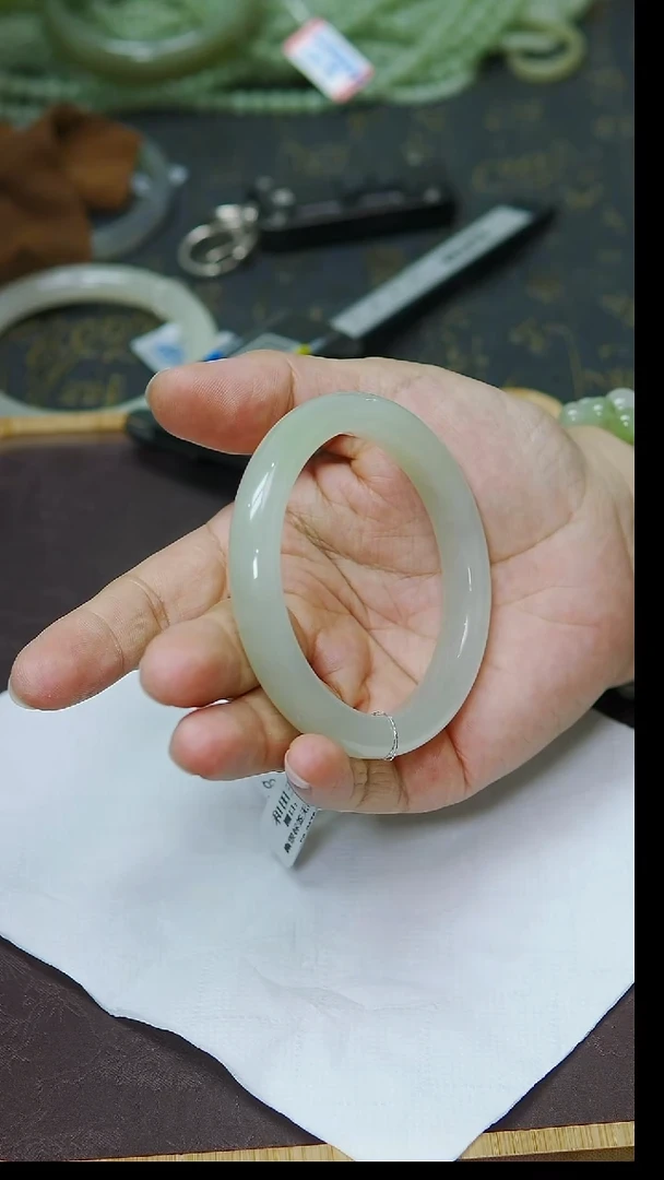 未镶嵌手镯和田玉59圈口  白底浅翠正圈镯（一条棉）