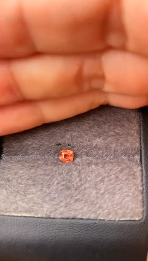 未镶嵌裸石定制尖晶石枕型 橙色调 0.45ct