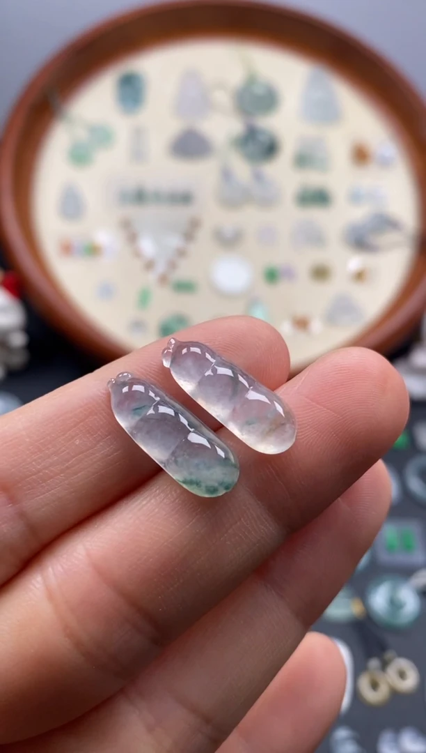 颈饰未镶嵌翡翠冰飘花豆子1对/芬