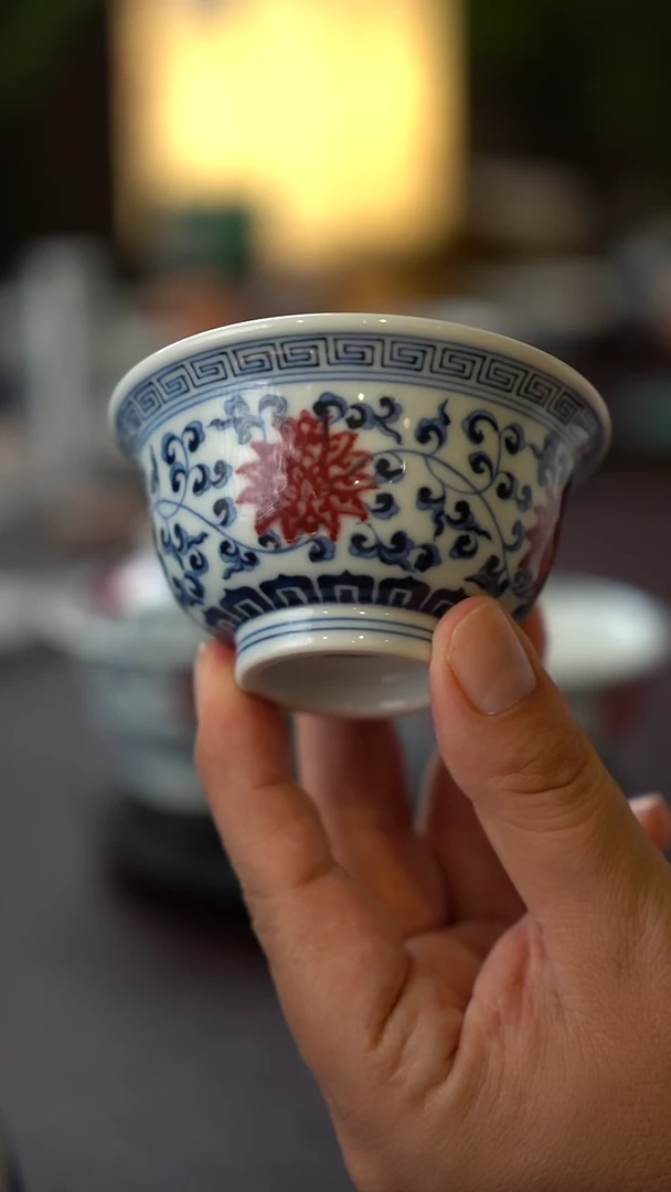 20号景德镇全手工手绘青花釉里红缠枝莲压手杯