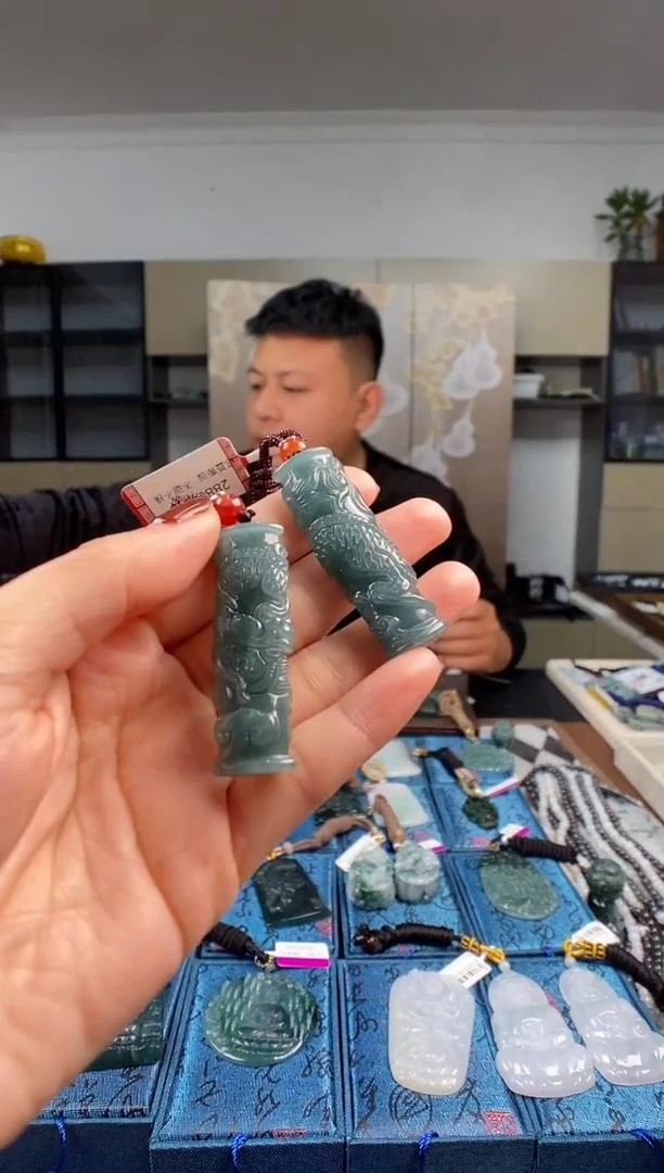 颈饰未镶嵌翡翠  多样性发其一