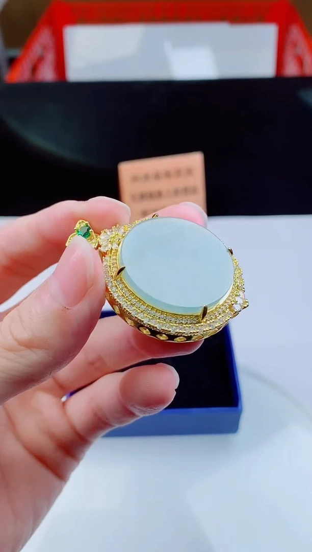颈饰未镶嵌翡翠