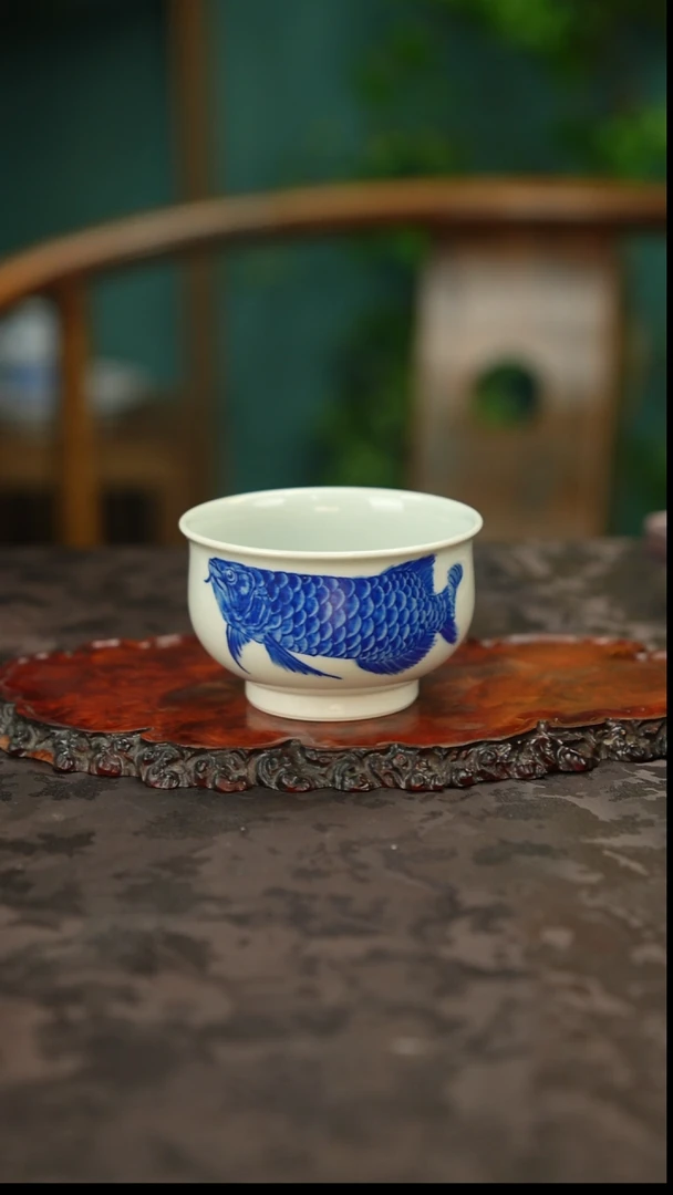 青花手绘金龙鱼主人杯