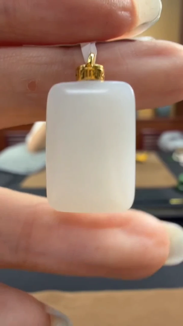 颈饰18K金镶嵌和田玉挂件