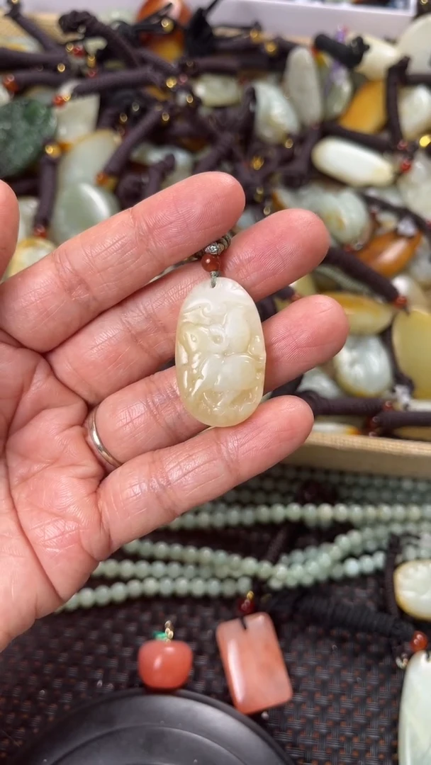 【闪购商品】和田玉颈饰未镶嵌多样性发货没有证书拍一发一有瑕