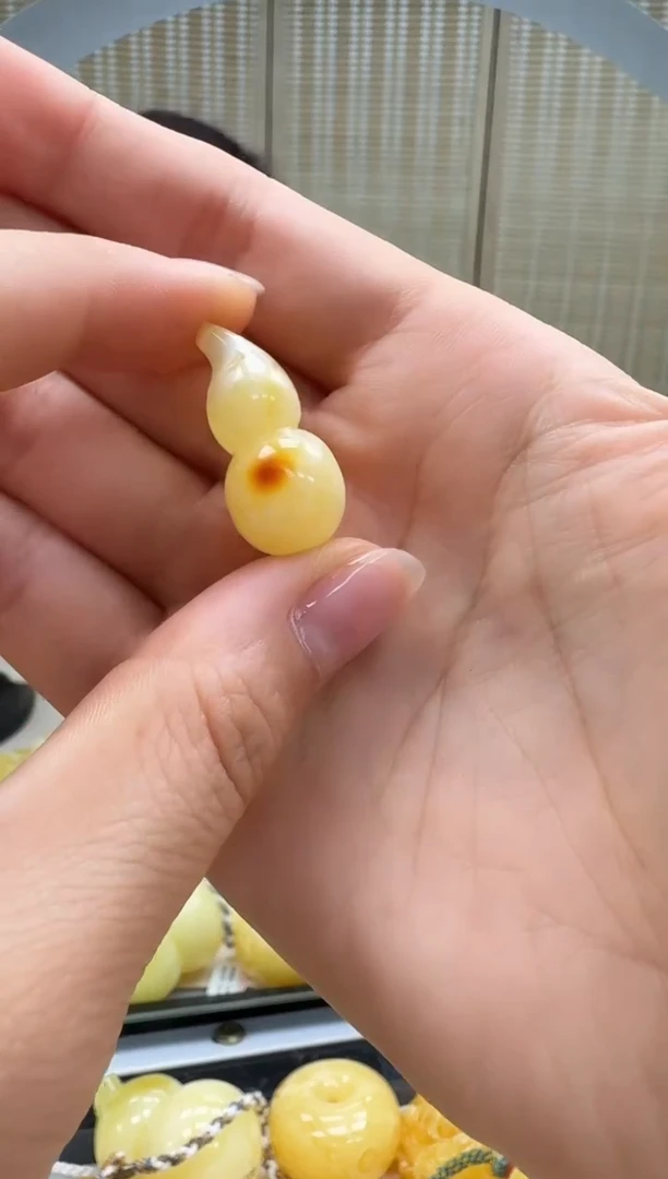 未镶嵌颈饰琥珀如图