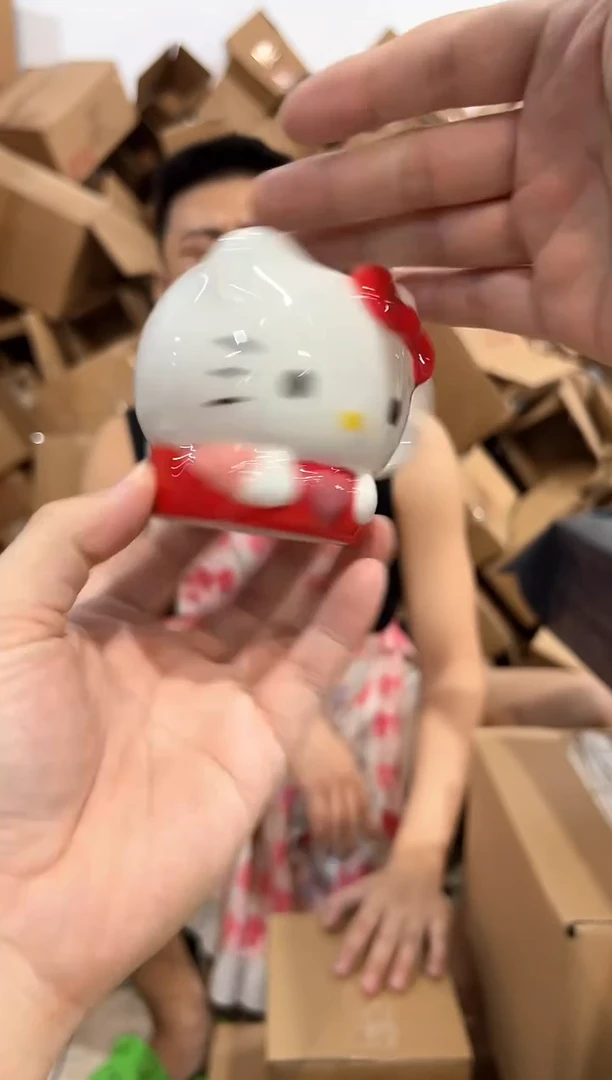 瓷片kt猫抱爱心一口杯 微瑕