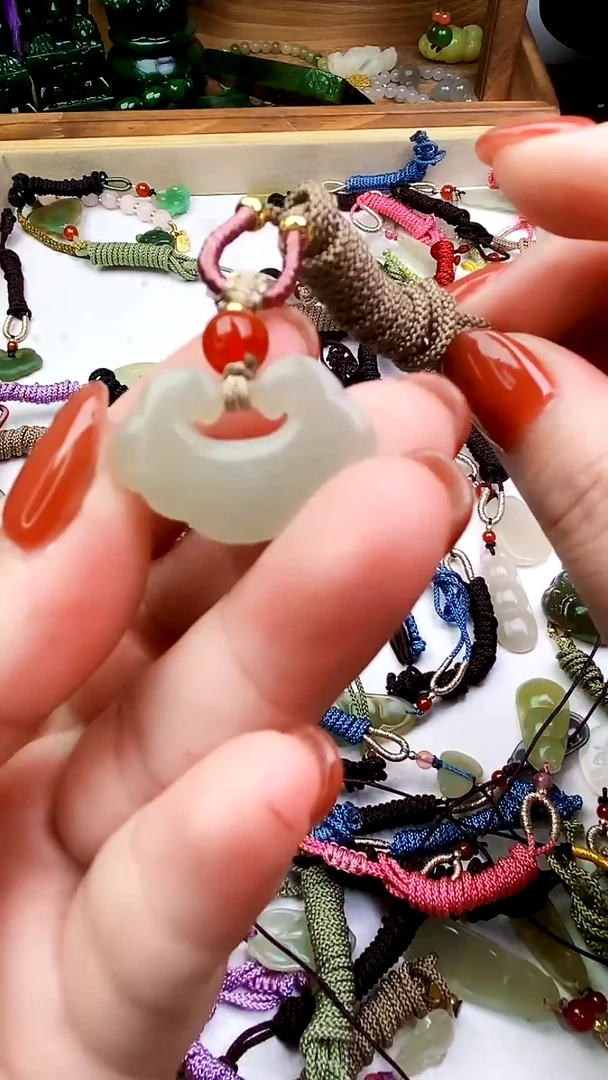 和田玉未镶嵌颈饰吊坠