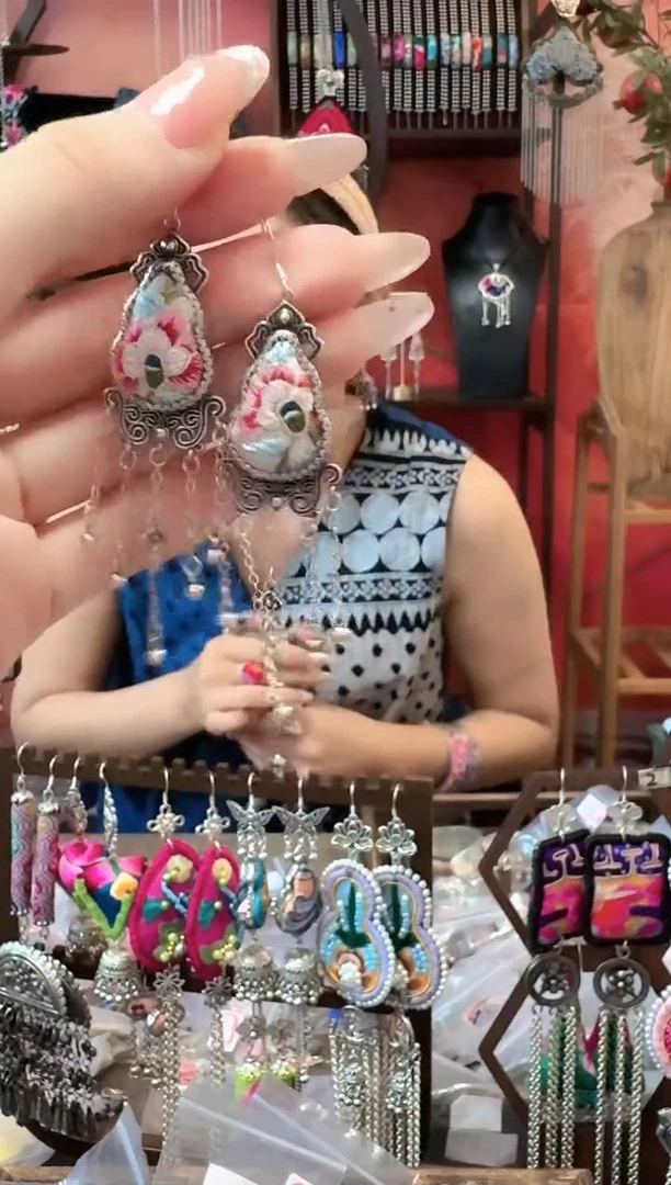 织绣云织谣民族风精美饰品   585