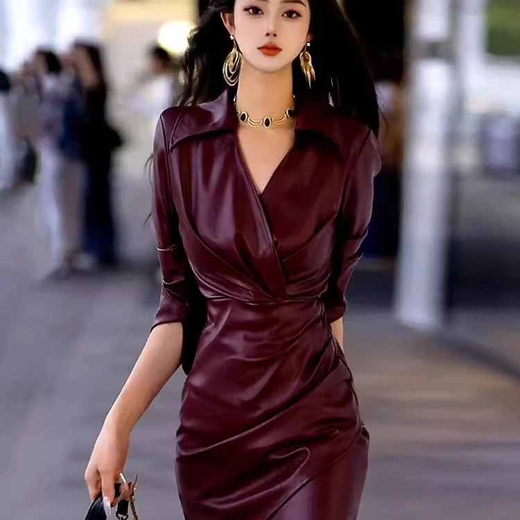 气质高级2025秋冬新款女装v领褶皱收腰设计感安可拉红显瘦连衣裙