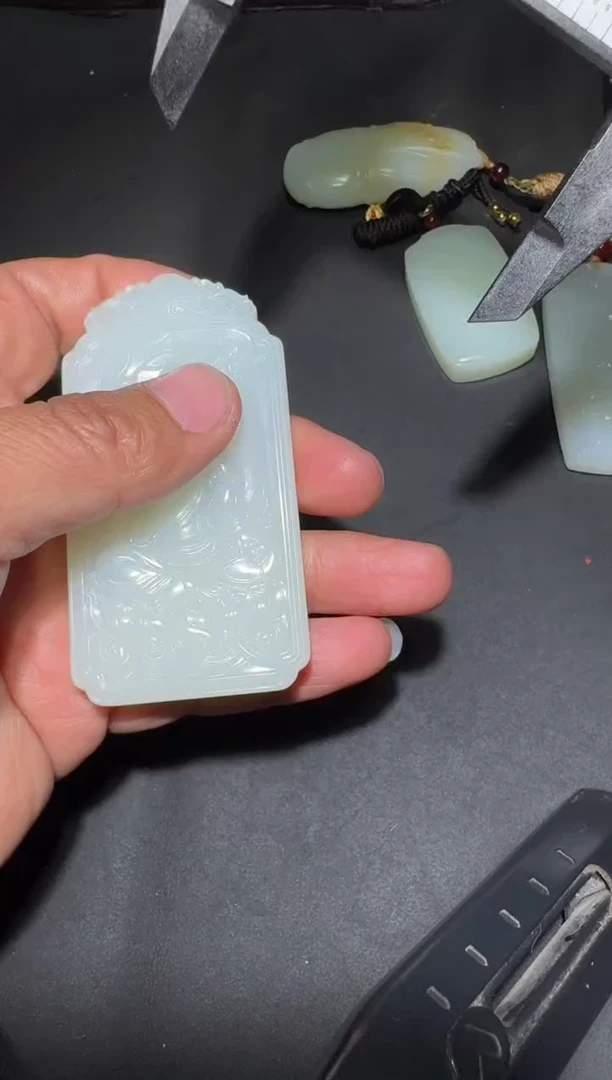 未镶嵌和田玉（糖玉）挂件和田玉