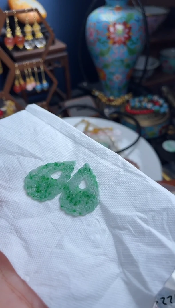 未镶嵌挂件翡翠有*，122304翡翠