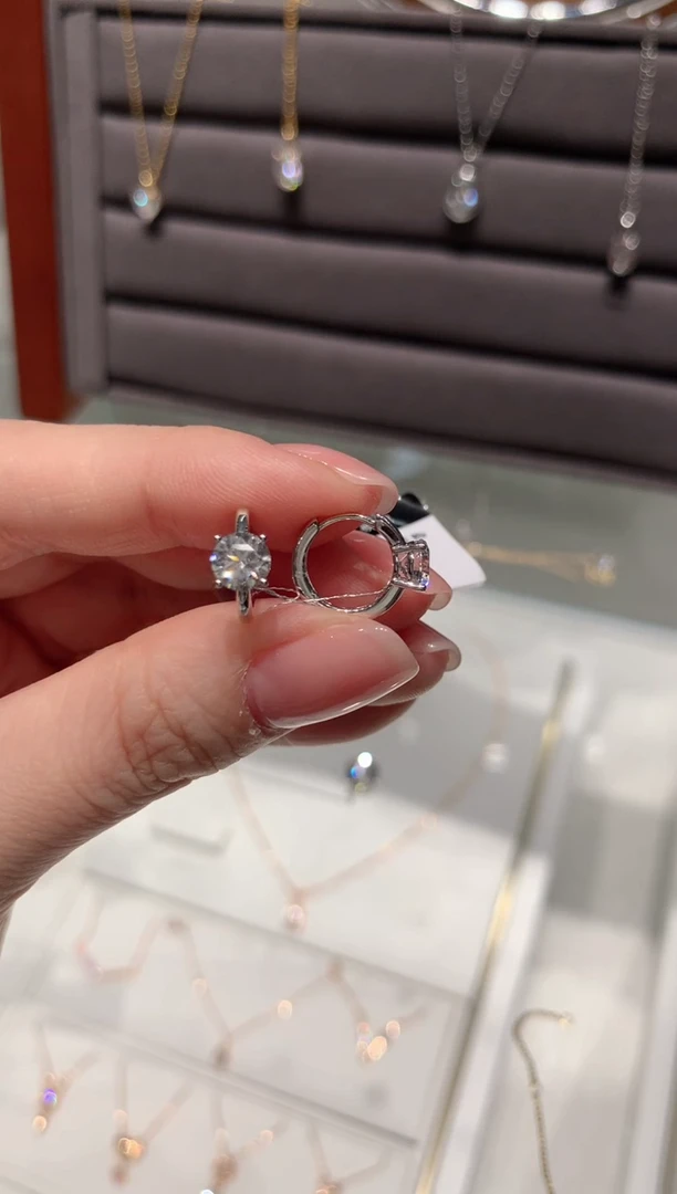 18K金镶嵌耳饰实验室培育钻石四爪耳圈1克拉1对