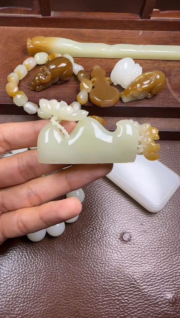 颈饰未镶嵌和田玉摆件