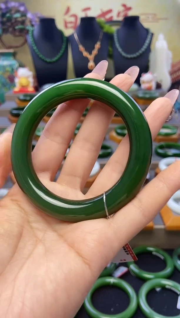 未镶嵌手镯和田玉高端收藏级碧玉手镯