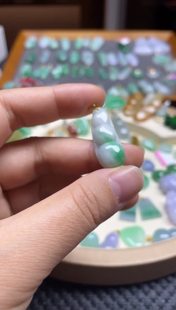 【闪购商品】翡翠颈饰18K金镶嵌福豆