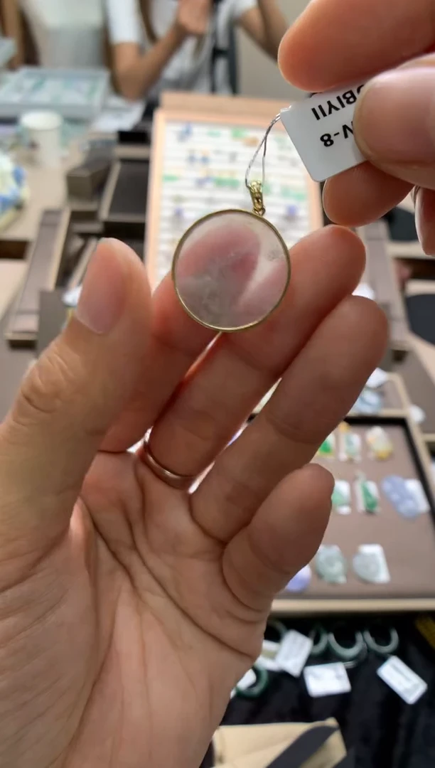 颈饰18K金镶嵌翡翠无事牌