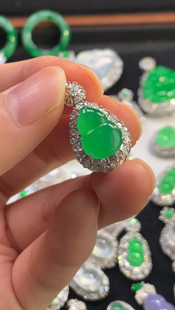 吊坠(不含链)18K金镶嵌翡翠绿葫芦吊坠