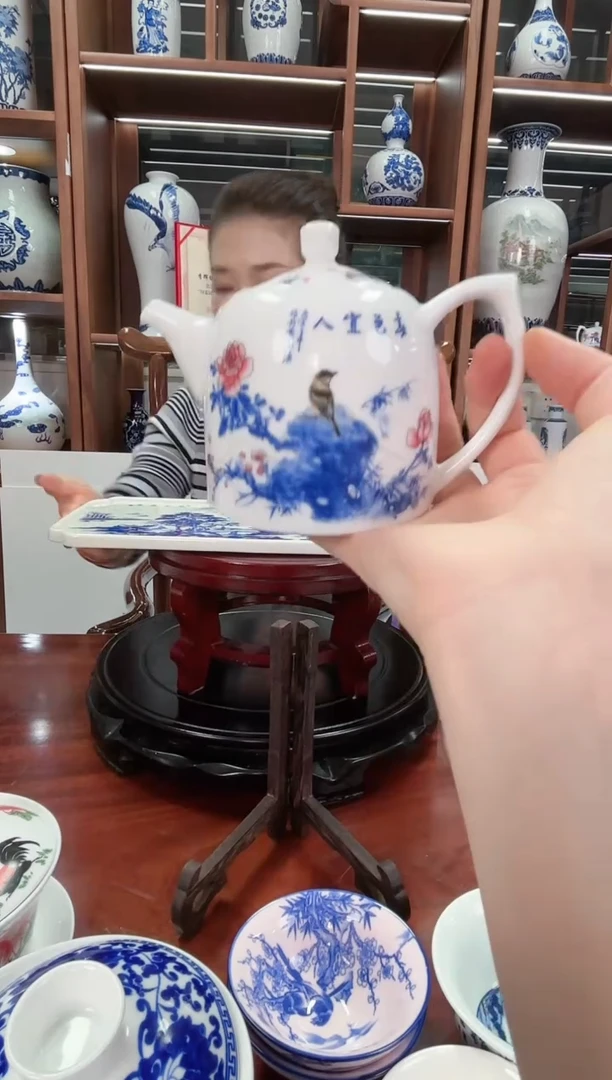 A27景德镇青花釉里红春色伊人