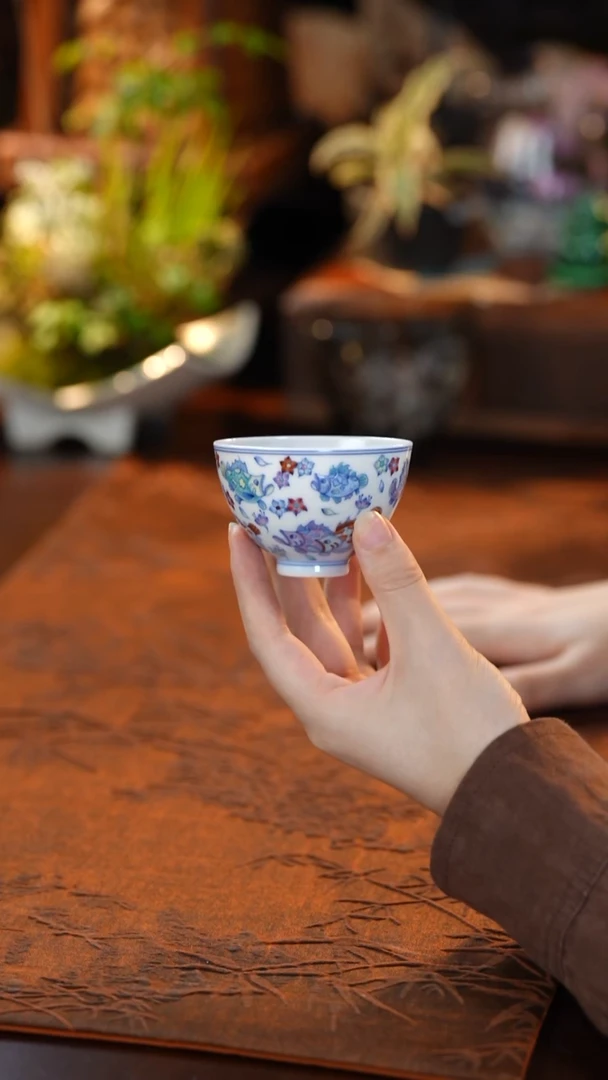 斗彩花卉鱼杯