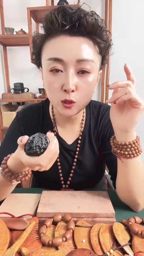 老虎石老虎石核桃手持手把件