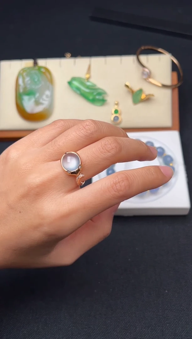 18K金镶嵌戒指翡翠玻璃种