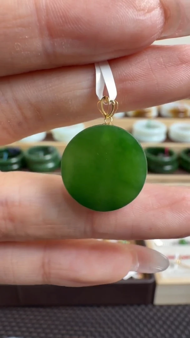 颈饰18K金镶嵌和田玉挂件